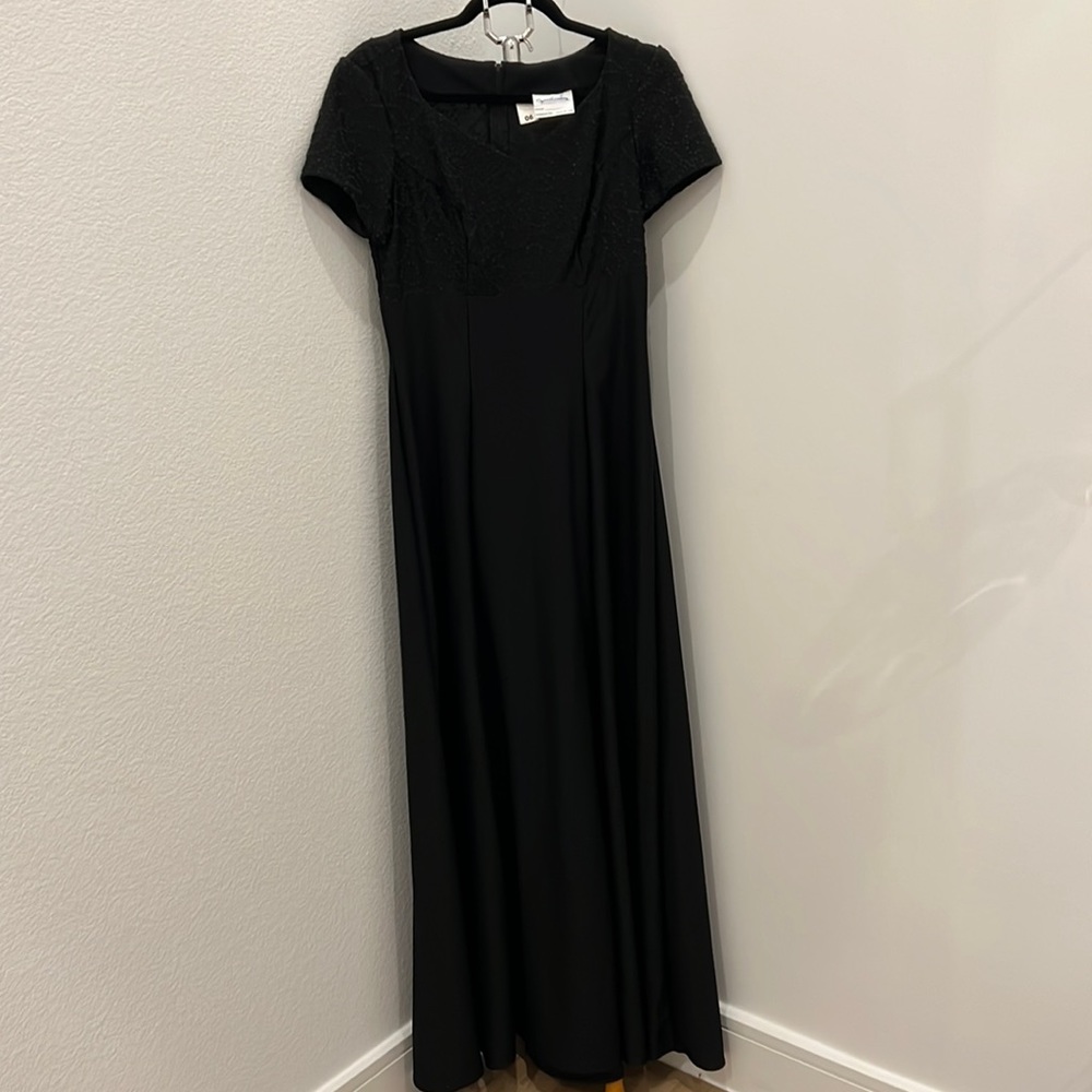 Long back dress. Beautiful and elegant!!🥰😙